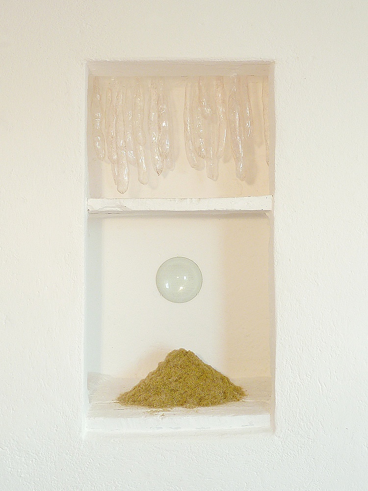 Installation, Blütenblätter Erigeron, Glas, Folie, Klebstreifen, 2011 - Erigeronhaufen Schoten